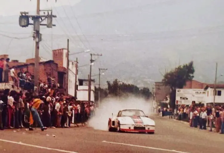 Pablo Escobar racing Porsche 911 on the streets of colombia